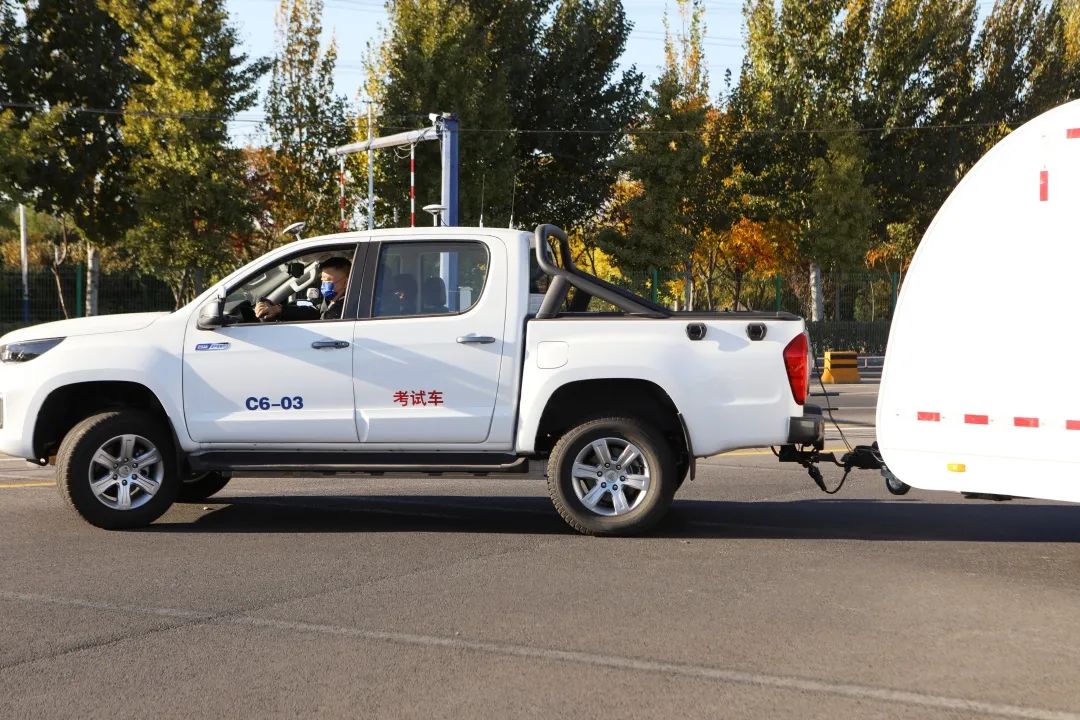 恭喜著名演員洪劍濤老師東方時尚駕校喜提C6駕照