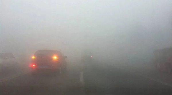 北京東方時尚駕校教你《霧天安全駕駛技巧》