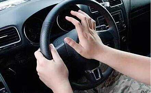 北京東方時尚駕校教你《霧天安全駕駛技巧》